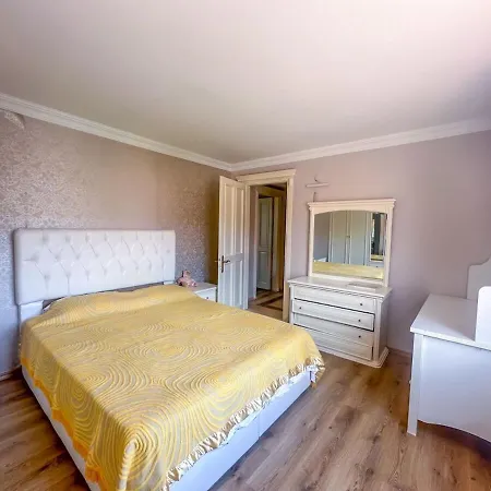 Oezel Huzurlu فيلة